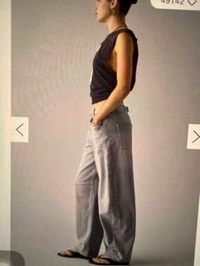 BDG Urban Outfitters Logan Buckle Baggy 
Barrel Jeans Women’s 24 Light Wash